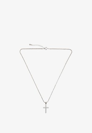 Collana in argento con pendente a croce adornato con piccole gemme trasparenti su uno sfondo bianco.