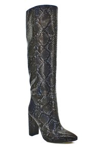 Stivale fino al ginocchio nero e grigio con una texture in pelle di serpente, punta affusolata e tacco largo. Presenta una superficie liscia e lucida con dettagli a motivo.