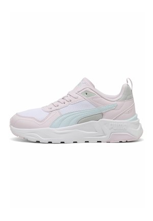 Baskets Puma rose clair et blanches avec semelle blanche épaisse, empeigne en mesh et cuir, bande Puma bleu clair, et languette de talon.