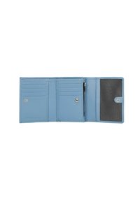 Portafoglio in pelle azzurro chiaro con diversi scomparti per carte, un comparto con zip e una finestra trasparente per l'ID. Texture liscia, design compatto.