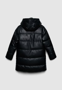 Cappotto lungo imbottito nero con cappuccio, cuciture orizzontali visibili e una finitura liscia, leggermente lucida, mostrato da dietro su uno sfondo grigio.