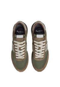 Zelene i bež tenisice od mrežastog i antilop materijala. Imaju bijele vezice i istaknuti logo na strani. Dizajn s zaobljenim vrhom.