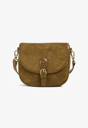 Sac bandoulière en daim marron avec des accents en cuir lisse et une fermeture à rabat. Il présente un détail à boucle et une bandoulière réglable.