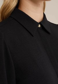 WE Fashion Užsagstoma palaidinė - black