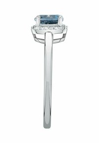 Silberring mit einem smaragdgeschliffenen blauen Edelstein, umgeben von kleineren klaren Steinen. Glatter, polierter Ring mit einem eleganten Design.
