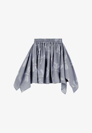 Off-shoulder blouse van lichtgrijze stof met een geregen elastische band, voorzien van witte libellenpatronen en vloeiende mouwen.