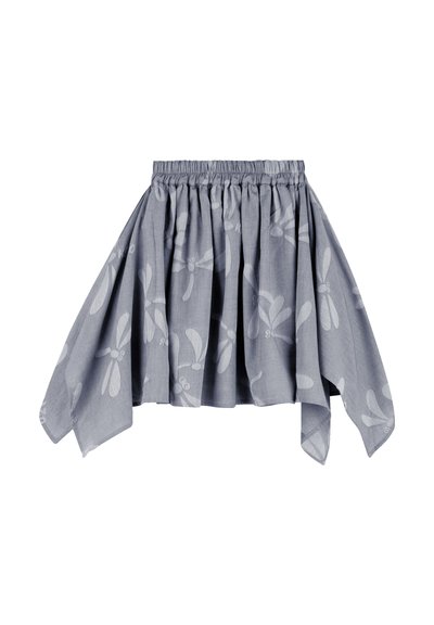 Blouse à épaules dénudées en tissu gris clair avec bande élastique froncée, ornée de motifs de libellules blanches et manches fluides.