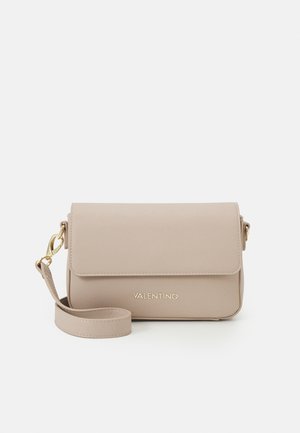 Sac bandoulière beige Valentino avec fermeture à rabat, logo doré et bandoulière amovible avec boucle dorée sur fond blanc.