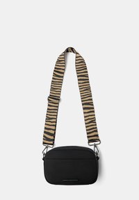 Sort crossbody taske med en blød tekstur, der har en tilspidset form. Den justerbare rem har et tigerstribet mønster i tan og brune nuancer.