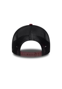 Svart mesh-kaps med et burgunder justerbart belte på baksiden. Har en rund form og teksturert overflate for ventilasjon.