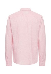 Chemise rose clair à manches longues avec boutons et col, vue de dos sur fond blanc.