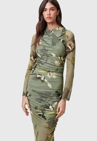 Abito a maniche lunghe in rete verde con stampa floreale, caratterizzato da dettagli arricciati e design avvolgente. Texture morbida, silhouette aderente, motivi intricati.