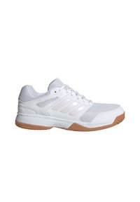 Baskets de sport blanches avec dessus en mesh et synthétique, design à lacets, et semelle en caoutchouc marron clair conçue pour la durabilité et l'adhérence.