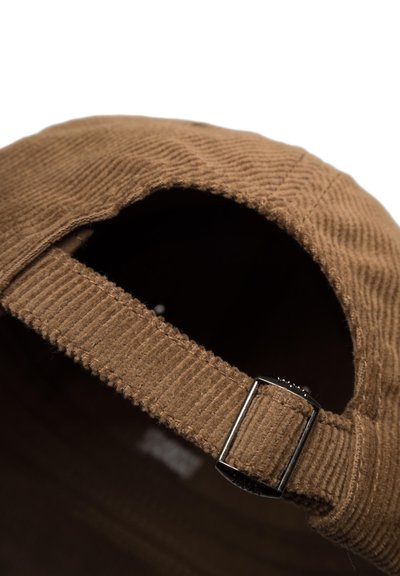 Barna kordbársony sapka, amely texturált felülettel, állítható pánttal fém csattal és nyitott hátsó kialakítással rendelkezik.