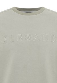 Svetlo sivá mikina s okrúhlym výstrihom, zdobená vyšitým nápisom "ELBSAND" v kontrastnej svetlej niťi. Hladká textúra látky.