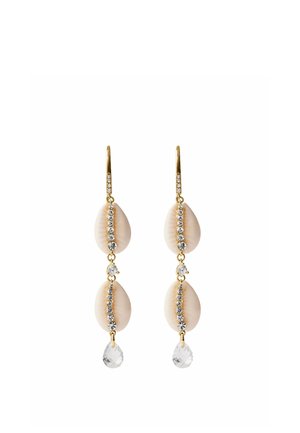 Pendientes de gancho dorados con dos conchas beige cada uno, forrados con pequeños cristales transparentes y terminados con un cristal transparente en forma de lágrima.