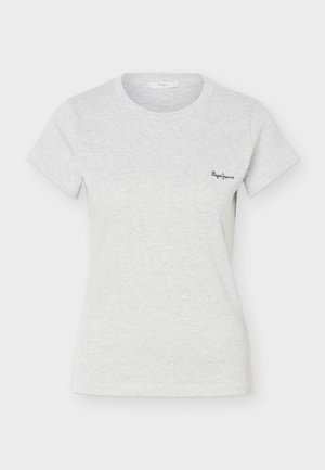 Camiseta de manga corta de color gris claro con tejido acanalado, cuello redondo y pequeño logo negro de "Pepe Jeans" en el lado izquierdo del pecho.