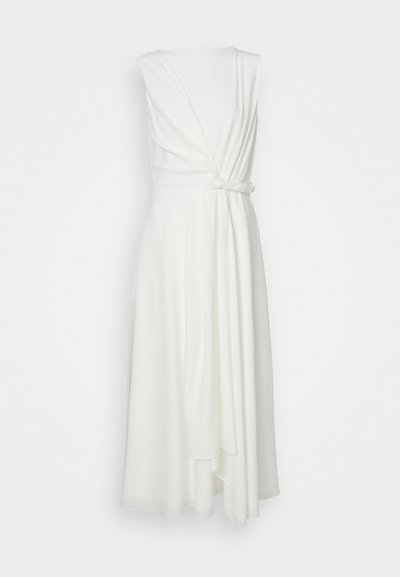 Bela brezrokavna obleka z drapiranim dizajnom, ki ima zavojni detajl v pasu in tekoč rob. Narejena iz lahkega materiala.