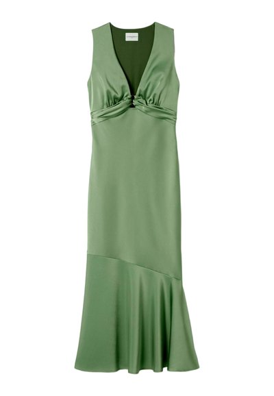 Robe en satin vert avec un décolleté en V profond, détail de corsage torsadé et ourlet évasé. Texture lisse avec une finition soyeuse.