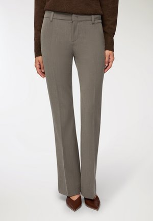 Pantaloni grigi chiari, su misura, con taglio dritto, tessuto intrecciato e tasche frontali, arricchiti da una vita liscia.