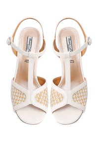 Sandali bianchi con un design in rafia intrecciata, apertura sulla punta, cinturino alla caviglia regolabile e una soletta in pelle liscia. Gli accenti testurizzati aggiungono dettaglio.