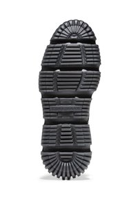 Schwarze Gummisohlen von Sneakers mit tiefen Profilen und Rillen. Verfügt über gerippte Muster mit einem runden, erhöhten Fersenbereich. Das Label "COLE HAAN" ist sichtbar.