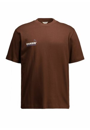 Hnedé tričko s krátkym rukávom s malým bielo-modrým logom "CHASIN'" na ľavej strane hrudníka, okrúhly výstrih, jednoduchý dizajn.