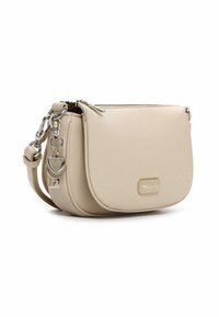 Beige Leder-Crossbody-Tasche mit runder Form, Reißverschluss und silbernen Akzenten. Enthält einen herzförmigen Schlüsselanhänger und ein geprägtes Logo.