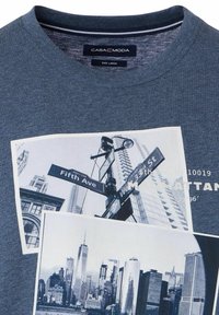 Szara bawełniana koszulka z nadrukami graficznymi przedstawiającymi znaki uliczne i panoramę Nowego Jorku w czerni i bieli, z okrągłym dekoltem.