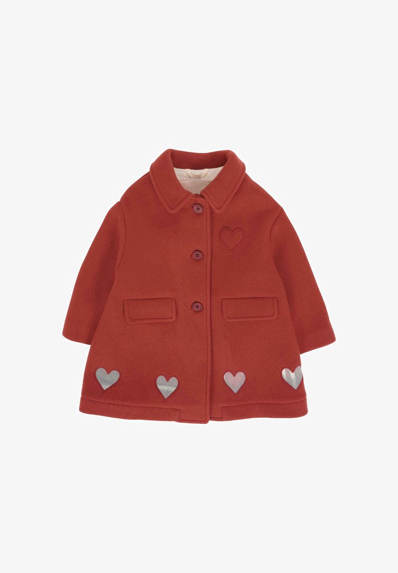 Cappotto rosso di lana per bambini con colletto, tre bottoni frontali, due tasche a linguetta e decorazioni a forma di cuore sul petto e sull'orlo.