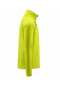 Polo a maniche lunghe, giallo neon brillante, texture liscia, colletto alto, presenta un piccolo logo sulla spalla sinistra, design minimale.