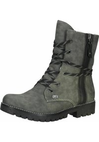 Botas de tobillo grises hechas de material sintético, con un diseño de cordones, acabado texturizado, acentos en negro y una cremallera lateral.