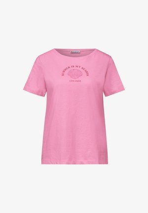 Lyserød T-shirt med korte ærmer og rund hals, med et skalfisk-grafik og teksten "SUMMER IS MY SEASON" og "CÔTE D’AZUR" på brystet.