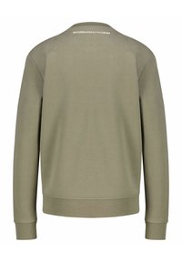 Olivově zelená mikina s dlouhými rukávy, kulatým výstřihem a žebrovanými manžetami. Na zádech u krku je malý bílý text.