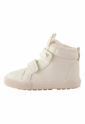 Sneaker bianca da bambino con tomaia alta, due cinturini in velcro, fodera interna soffice e suola in gomma con grip testurizzato.