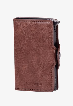 Portafoglio in pelle marrone con bordi cuciti, con la scritta in rilievo "MONEYHOLD" e un portacarte in metallo nero visibile sul lato.