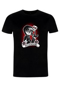 Černé tričko s krátkým rukávem s grafickým designem postavy se skull, psem a květinami, zvýrazněným červeným pozadím.