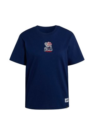 Camiseta de algodón azul marino con mangas cortas y cuello redondo, con un gráfico bordado en rojo y blanco en la parte frontal. Etiqueta en la esquina inferior izquierda.