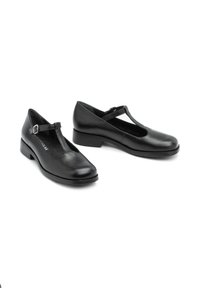 Czarne skórzane buty z designem T-strap, okrągłym noskiem, niskim słupkowym obcasem i akcentem klamry. Gładka tekstura, elegancka sylwetka.