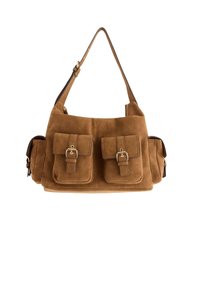Bruin suède handtas met twee voorkanten, verstelbare schouderband en goudkleurige hardware accenten. Gladde textuur zonder zichtbare patronen.