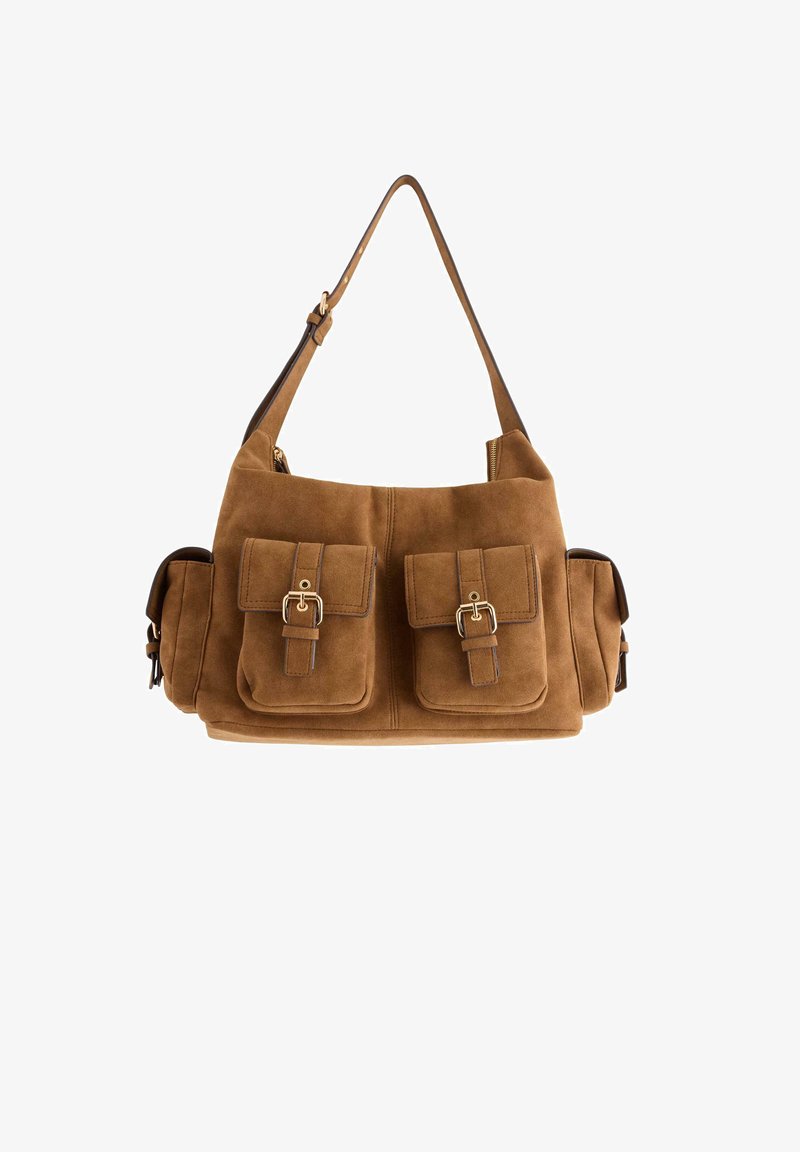 Bruin suède handtas met twee voorkanten, verstelbare schouderband en goudkleurige hardware accenten. Gladde textuur zonder zichtbare patronen.