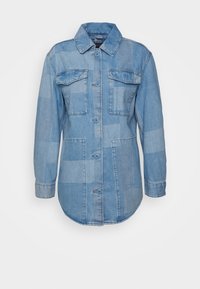 Světle modrá denimová košile s patchworkovým vzorem, dlouhými rukávy, dvěma náprsními kapsami a zapínáním na knoflíky. Hladká textura, volný střih.