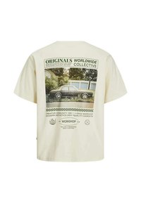 T-shirt en coton couleur crème avec un imprimé graphique d'une voiture classique, text en vert et motifs à damiers sur le dos.