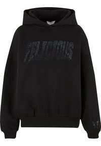Schwarzer Kapuzenpullover mit "FELICIOUS" in Strass auf der Vorderseite. Gerippte Bündchen und Saum, mit einem dekorativen Schmetterlingsdesign auf dem Ärmel.