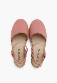Roosa kangast slingback kingad ümarate varvastega, beež sisetald ja reguleeritav rihm hõbedase lusikaga. Lame tall ja tekstuuritud detailid.