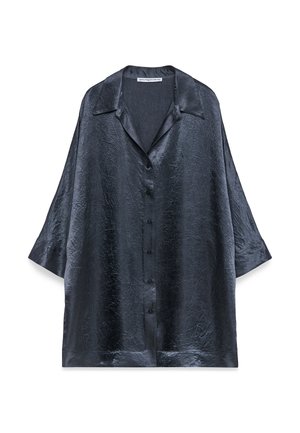 Blusa blu scuro, texture con finitura lucida, con bottoni frontali e maniche corte. Presenta un colletto classico e una vestibilità ampia e morbida.