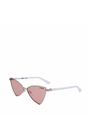 Occhiali da sole a occhio di gatto con lenti rosa, montatura in metallo color oro rosa e aste bianche, inclinati su sfondo bianco.