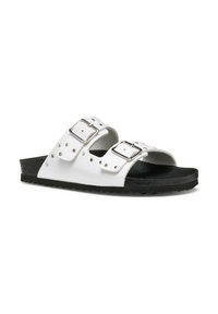 Chanclas blancas de material sintético, con dos hebillas plateadas ajustables y detalles de tachuelas decorativas en la correa. Suela negra.