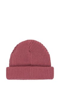 Gorro de punto con doble vuelta, hecho de una tela suave en un color rosa empolvado, con textura de canalé y parte superior redondeada.