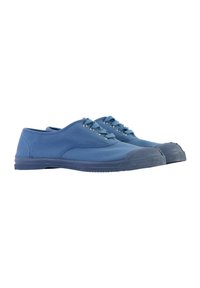 Blauwe canvas sneakers met een laag ontwerp, ronde neuzen en rubberen zolen. Beschikt over zes metalen oogjes voor veters en een textuur aan de zijkant.